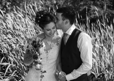 photo mariage couple tendresse devant des roseaux photo noir et blanc