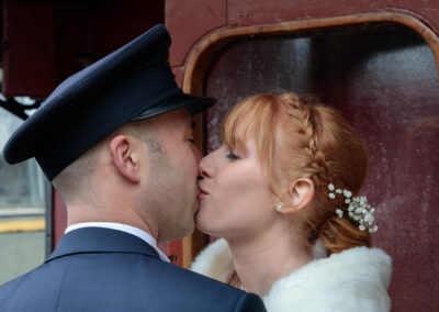 photo mariage couple s'embrassent dans un ancien train