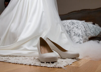 photo mariage gros plan sur les chaussures de la mariée