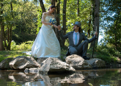 photo mariage couple au bord d'une rivière