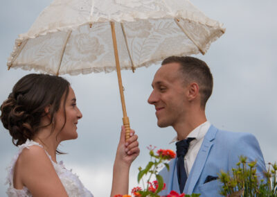 photo mariage couple avec une ombrelle