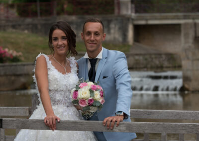 photo mariage couple sur pont devant cascade