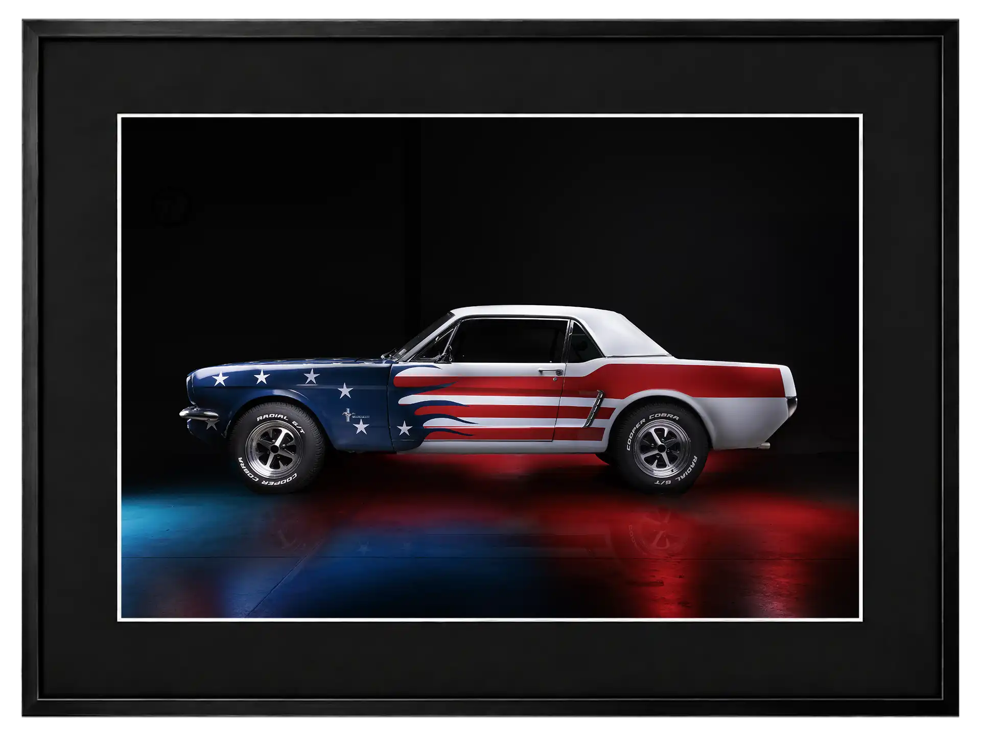 photo studio d'une mustang 1965 à la carosserie aux couleurs du drapau americain avec des eclairages bleu et rouge patrice cauleur