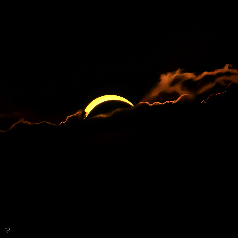 Éclipse solaire du 12 août 2026 photographiée depuis l'Ouest lyonnais le soleil s'enfonce dans les nuages<br />
